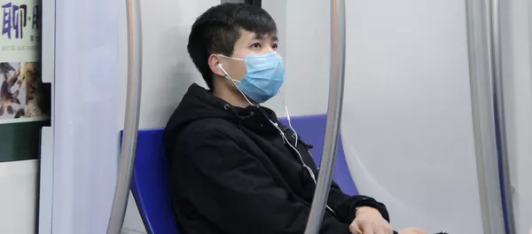 Пассажир метро в медицинской маске. Архивное фото - Sputnik Кыргызстан