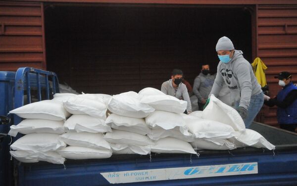 Гуманитарный груз доставили по железнодорожному пути на 17 вагонах. - Sputnik Кыргызстан