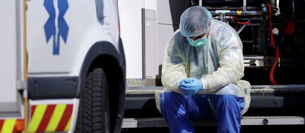 Медицинский работник около здании больницы в Страсбурге - Sputnik Кыргызстан