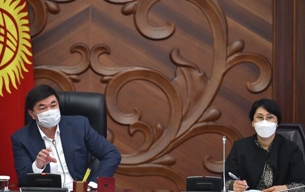 Премьер-министр Мухаммедкалый Абылгазиев заявил, что нуждающиеся не останутся без внимания и заботы, правительство обеспечит их продуктами - Sputnik Кыргызстан
