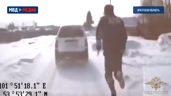 В России инспектор ДПС бегом догнал и остановил авто нарушителя — видео - Sputnik Кыргызстан