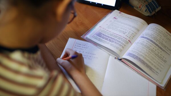 Школьница во время дистанционного обучения дома. Архивное фото - Sputnik Кыргызстан