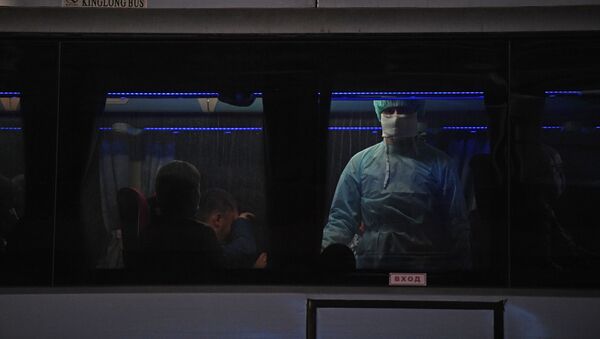 Сотрудник медицинской службы осматривает пассажиров автобуса. Архивное фото - Sputnik Кыргызстан