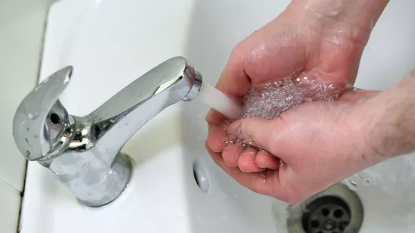 Человек моет руки. Иллюстративное фото - Sputnik Кыргызстан