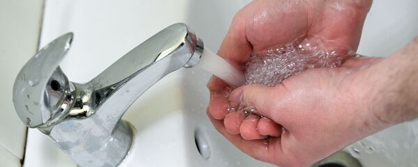 Человек моет руки. Архивное фото Человек моет руки. Архивное фото - Sputnik Кыргызстан