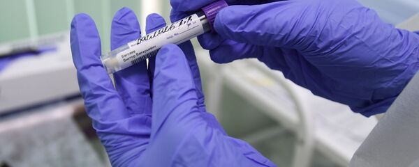 Медициналык кызматкер ПЦР-тести кармап турат. Архив - Sputnik Кыргызстан