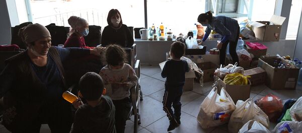 Волонтеры помогают застрявшим в аэропорту Толмачево в Новосибирске гражданам Киргизии - Sputnik Кыргызстан