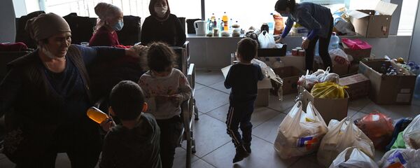 Волонтеры помогают застрявшим в аэропорту Толмачево в Новосибирске гражданам Киргизии - Sputnik Кыргызстан