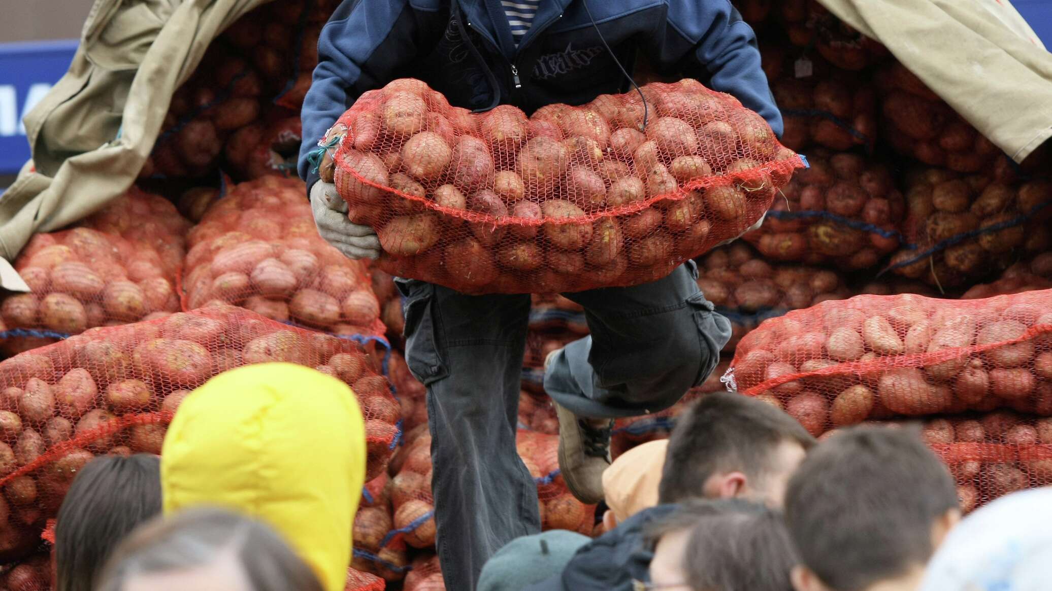 Лучший подарок для девушки это мешок картошки. Человек с мешком картошки. Нести мешок картошки. Мужчина несет мешок картофеля. Человек в мешке.
