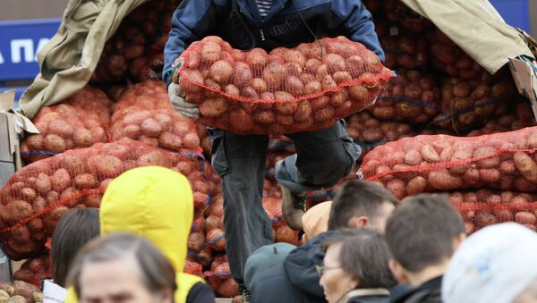Мужчина выгружает мешок картофеля. Архивное фото - Sputnik Кыргызстан