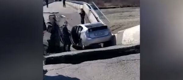 Көпүрө урап, чуңкурга түшүп бара жатканын айдоочу тартып алган. Россиядагы окуя Көпүрө урап, чуңкурга түшүп бара жатканын айдоочу тартып алган. Россиядагы окуя - Sputnik Кыргызстан