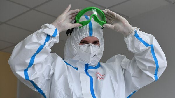 Медицинский работник в стационаре для приема пациентов с коронавирусной инфекцией. Архивное фото - Sputnik Кыргызстан