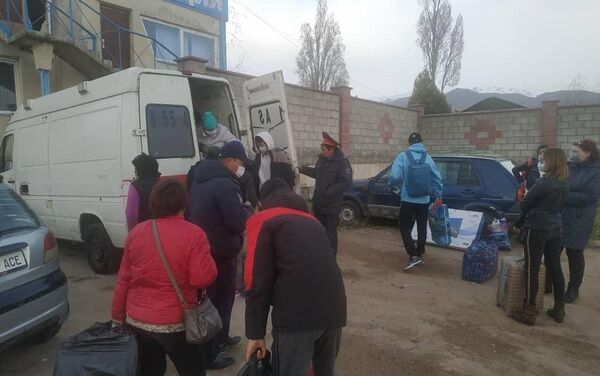 Незаконная перевозка пассажиров в грузовике в Иссык-Кульской области - Sputnik Кыргызстан