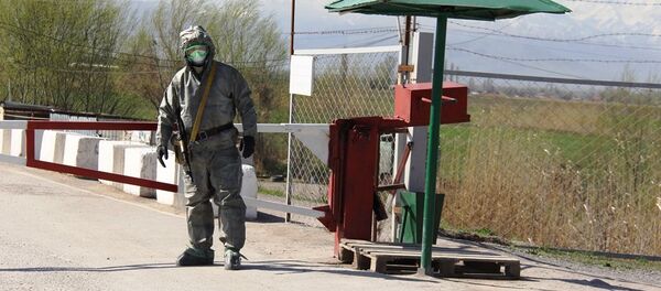 Тренировка пограничников КПП Ак-Тилек-автодорожный на случай обнаружения зараженного коронавирусом - Sputnik Кыргызстан