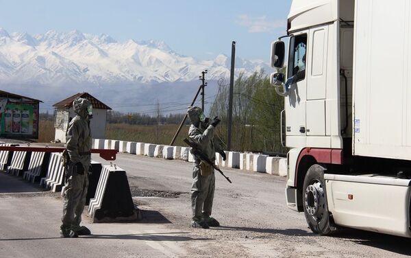 При въезде на КПП перед шлагбаумом была проведена тщательная дезинфекция транспортного средства. - Sputnik Кыргызстан