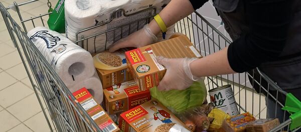 Покупатель в супермаркете. Архивное фото - Sputnik Кыргызстан