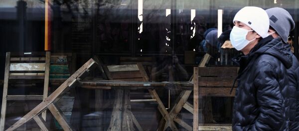 Люди в медицинских масках идут по улице. Архивное фото - Sputnik Кыргызстан