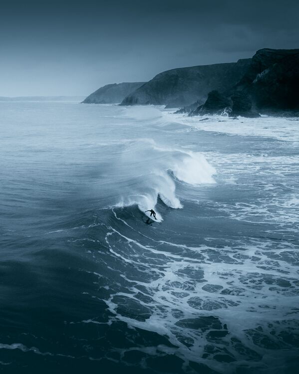 Снимок A lone surfer braving the winter cold on the Cornish North Coast фотографа из Великобритании, представленный на конкурсе The World's Best Photos of #Water2020 - Sputnik Кыргызстан