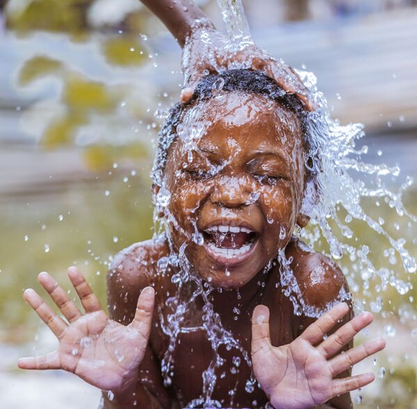 Снимок Brings happiness to the face фотографа из Танзании, представленный на конкурсе The World's Best Photos of #Water2020 - Sputnik Кыргызстан