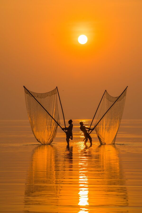 Снимок Fisherman under the dawn фотографа из Вьетнама, представленный на конкурсе The World's Best Photos of #Water2020 - Sputnik Кыргызстан