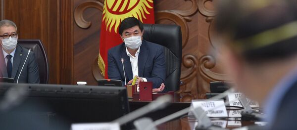Премьер-министр Мухаммедкалый Абылгазиев на совещании Премьер-министр Мухаммедкалый Абылгазиев на совещании - Sputnik Кыргызстан