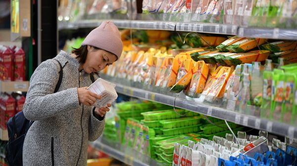 Покупательница выбирает продукты в супермаркете. Архивное фото - Sputnik Кыргызстан