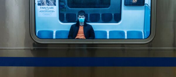 Алмата шаарында метродо бараткан жүргүнчү Алмата шаарында метродо бараткан жүргүнчү - Sputnik Кыргызстан