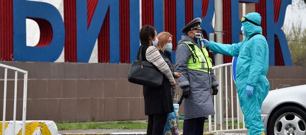 Бишкектеги блокпостто медициналык кызматкер температураны текшерип жатат. Архив - Sputnik Кыргызстан