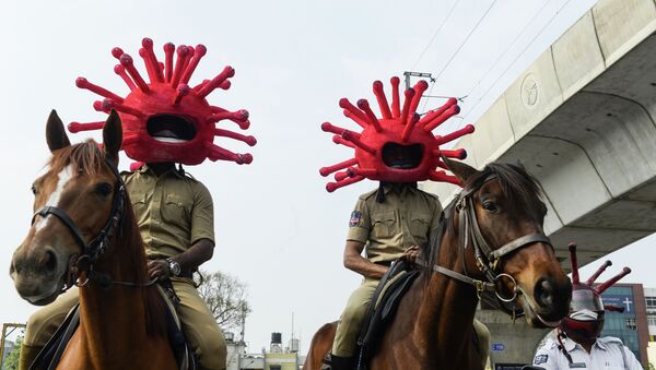 Сотрудники полиции Индии  в образе коронавируса охраняют порядок - Sputnik Кыргызстан