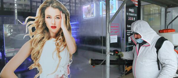 Дезинфекциялоо бригаданын кызматкери чач-тарачтын жанында иш учурда. Архив - Sputnik Кыргызстан