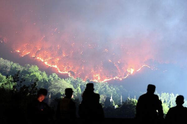 Лесной пожара в китайской провинции Сычуань  - Sputnik Кыргызстан
