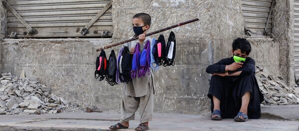 Бет кап сатып жаткан балдар. Архив - Sputnik Кыргызстан