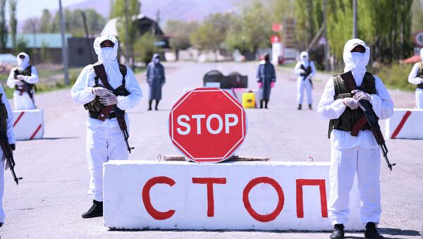 Сотрудники правоохранительных органов стоят на блок-посту в одном из населенных пунктов Ошской области - Sputnik Кыргызстан