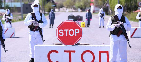 Сотрудники правоохранительных органов стоят на блок-посту в одном из населенных пунктов - Sputnik Кыргызстан