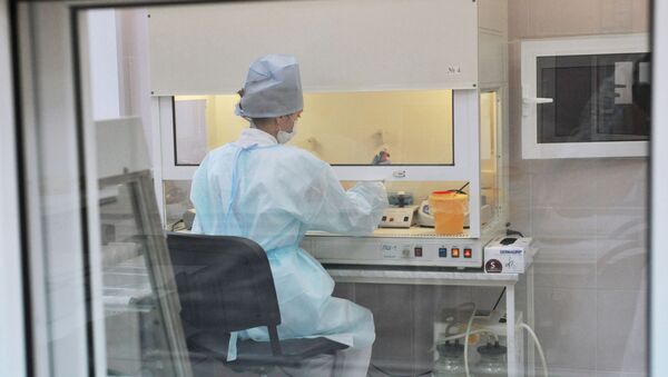 Лаборант проводит исследование крови методом ПЦР. Архивное фото - Sputnik Кыргызстан
