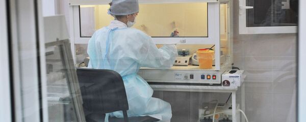 Биолог проводит анализ. Архивное фото - Sputnik Кыргызстан