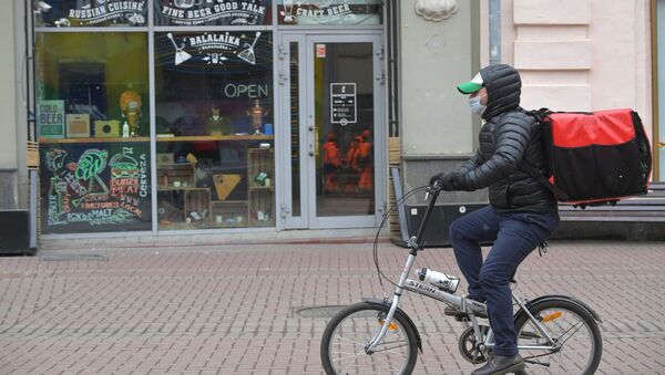 Курьер по доставке еды едет на велосипеде. Архивное фото - Sputnik Кыргызстан