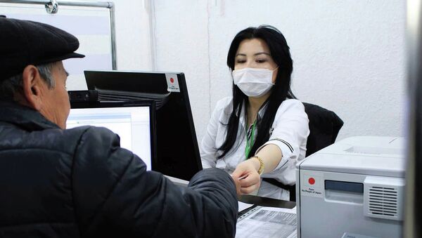 Сотрудник Государственной регистрационной службы обслуживает клиента в офисе. Архивное фото - Sputnik Кыргызстан