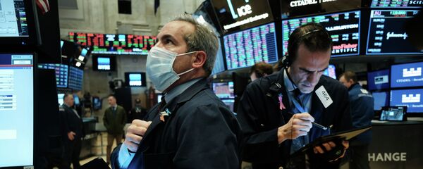 Трейдер в медициналык бет капчан биржда. Архив - Sputnik Кыргызстан