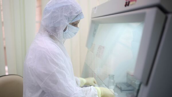 Сотрудница в микробиологической лаборатории во время работы. Архивное фото - Sputnik Кыргызстан