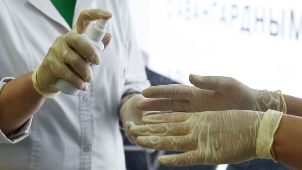 Медработник дезинфицирует свои руки антисептиком. Архивное фото - Sputnik Кыргызстан