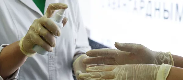 Медработник дезинфицирует свои руки антисептиком. Архивное фото Медработник дезинфицирует свои руки антисептиком. Архивное фото - Sputnik Кыргызстан