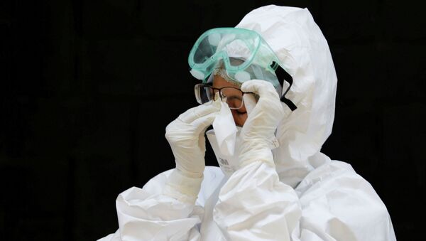 Медицинский работник в защитном снаряжении виден во время теста на коронавирус. Архивное фото - Sputnik Кыргызстан