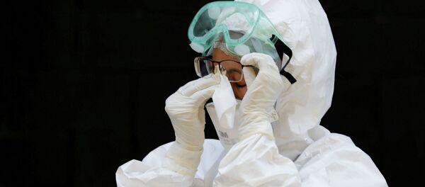 Медицинский работник в защитном снаряжении виден во время теста на коронавирусную болезнь. Архивное фото - Sputnik Кыргызстан