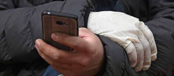 Киши телефон менен отурат. Архив - Sputnik Кыргызстан