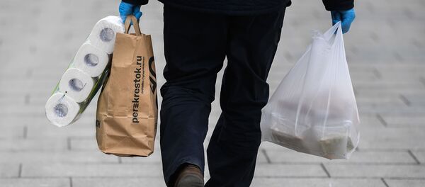 Киши шаарда азык-түлүк менен бара жатат. Архив Киши шаарда азык-түлүк менен бара жатат. Архив - Sputnik Кыргызстан