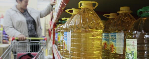 Прилавки в одном из супермаркетов в Омске - Sputnik Кыргызстан