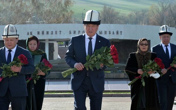 Глава государства возложил цветы к Мемориалу героев Народной апрельской революции 2010 года в национальном историко-мемориальном комплексе Ата-Бейит - Sputnik Кыргызстан