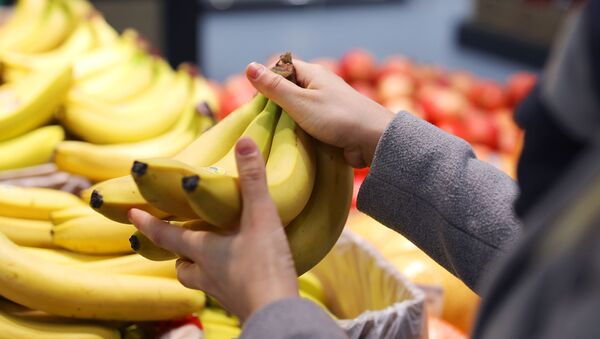 Девушка выбирает бананы в супермакркете. Архивное фото - Sputnik Кыргызстан
