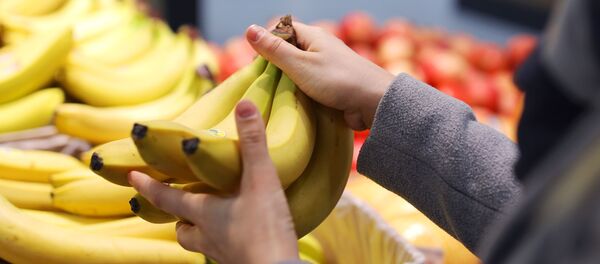Покупательница в торговом зале магазина. Архивное фото Покупательница в торговом зале магазина. Архивное фото - Sputnik Кыргызстан